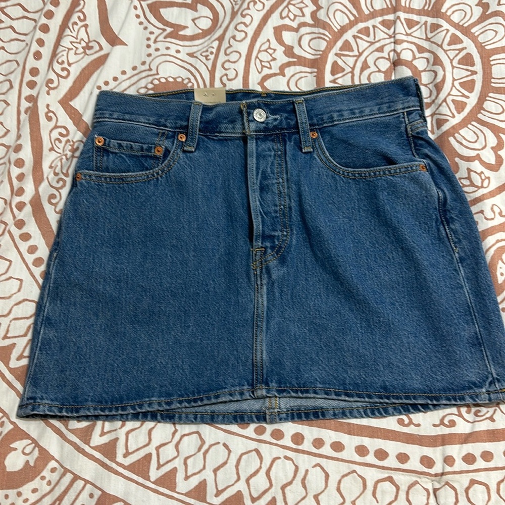 Levi’s Iconic Skirt NWT 28